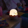 ho_chick_ww_cw_3_b28ccacc-17d3-4d46-9f44-f2f68c5a402d Lampara nocturna de mesa LED Infantil quitamiedos y recargable "Chicken"